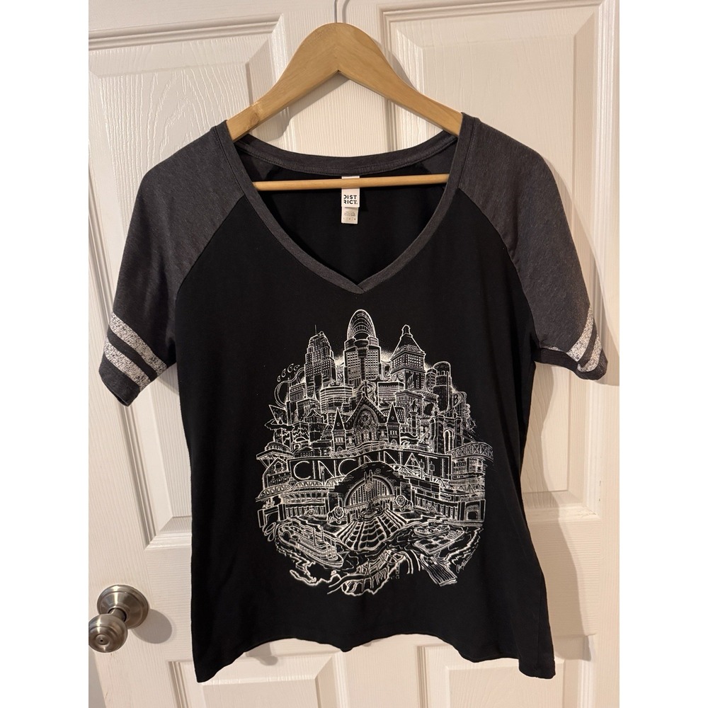 Women's Cincinnati V-Neck Shirt (black) Size Large Excellent Condition